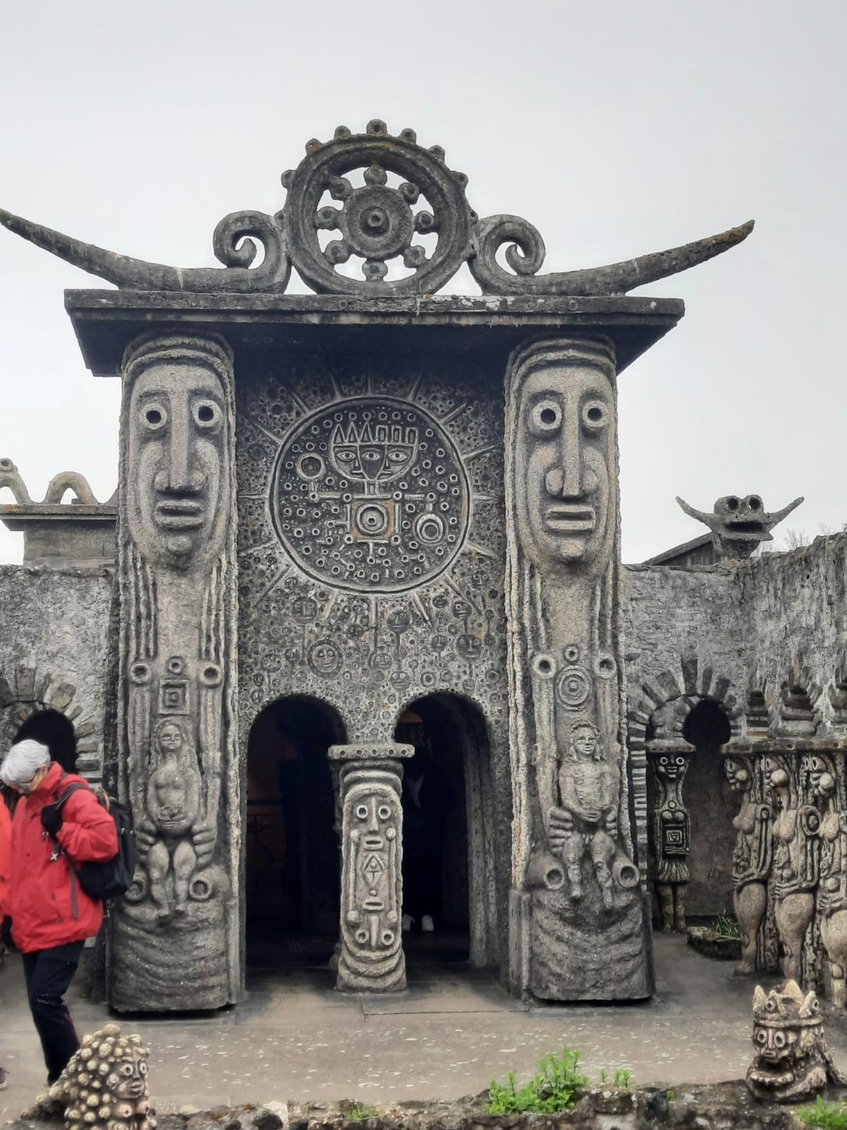Tatin temple porte est
